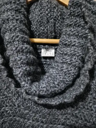 Suéter de lana gris con cuello alto para mujer - miniatura 2