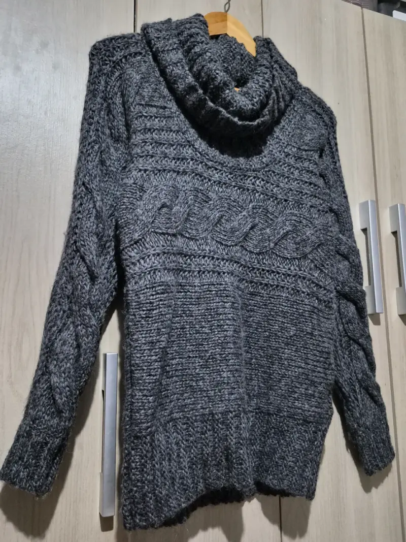 Suéter de lana gris con cuello alto para mujer - 3