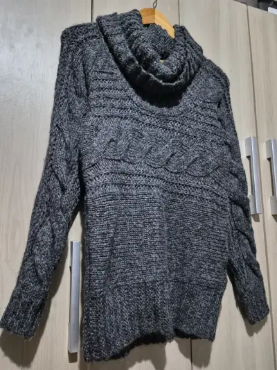 Suéter de lana gris con cuello alto para mujer - miniatura 3