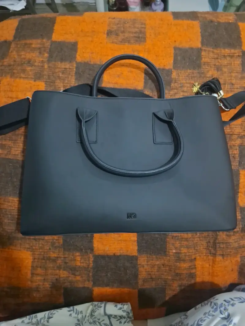 Bolso de mano negro elegante con correa ajustable - 1