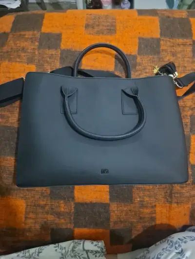 Bolso de mano negro elegante con correa ajustable - miniatura 1