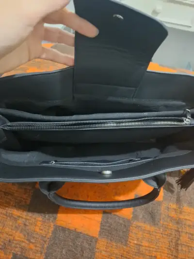 Bolso de mano negro elegante con correa ajustable - miniatura 2