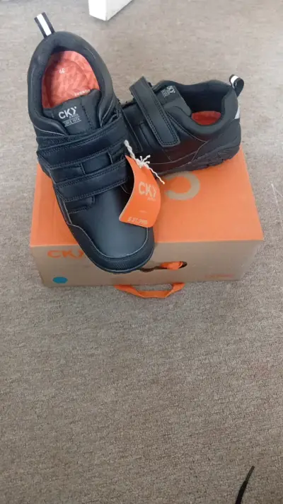 Zapatos escolares negros CKY con velcro - miniatura 1