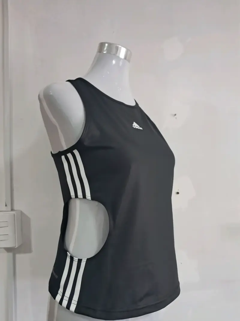 Polera deportiva negra Adidas con diseño lateral - 2