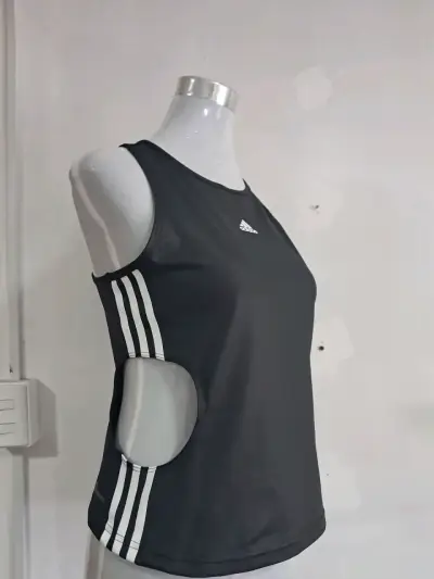 Polera deportiva negra Adidas con diseño lateral - miniatura 2