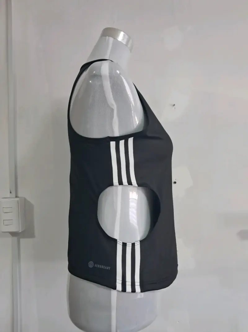 Polera deportiva negra Adidas con diseño lateral - 3