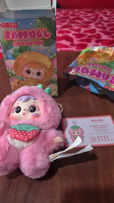 Muñeco de peluche Samuel rosa con disfraz de fresa - miniatura 1