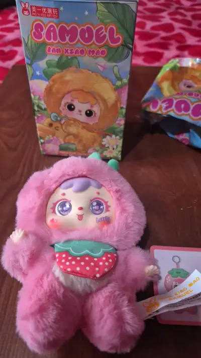 Muñeco de peluche Samuel rosa con disfraz de fresa - miniatura 2