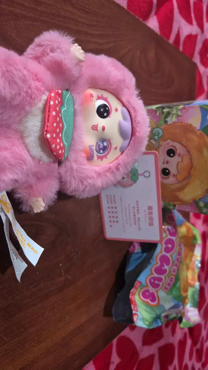 Muñeco de peluche Samuel rosa con disfraz de fresa - 3