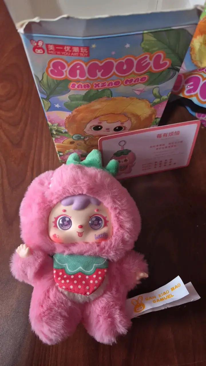 Muñeco de peluche Samuel rosa con disfraz de fresa - 4