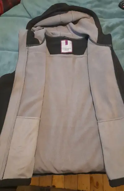 Chaqueta negra con capucha para hombre - miniatura 2