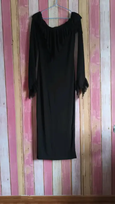 Vestido negro con volantes en las mangas - miniatura 1