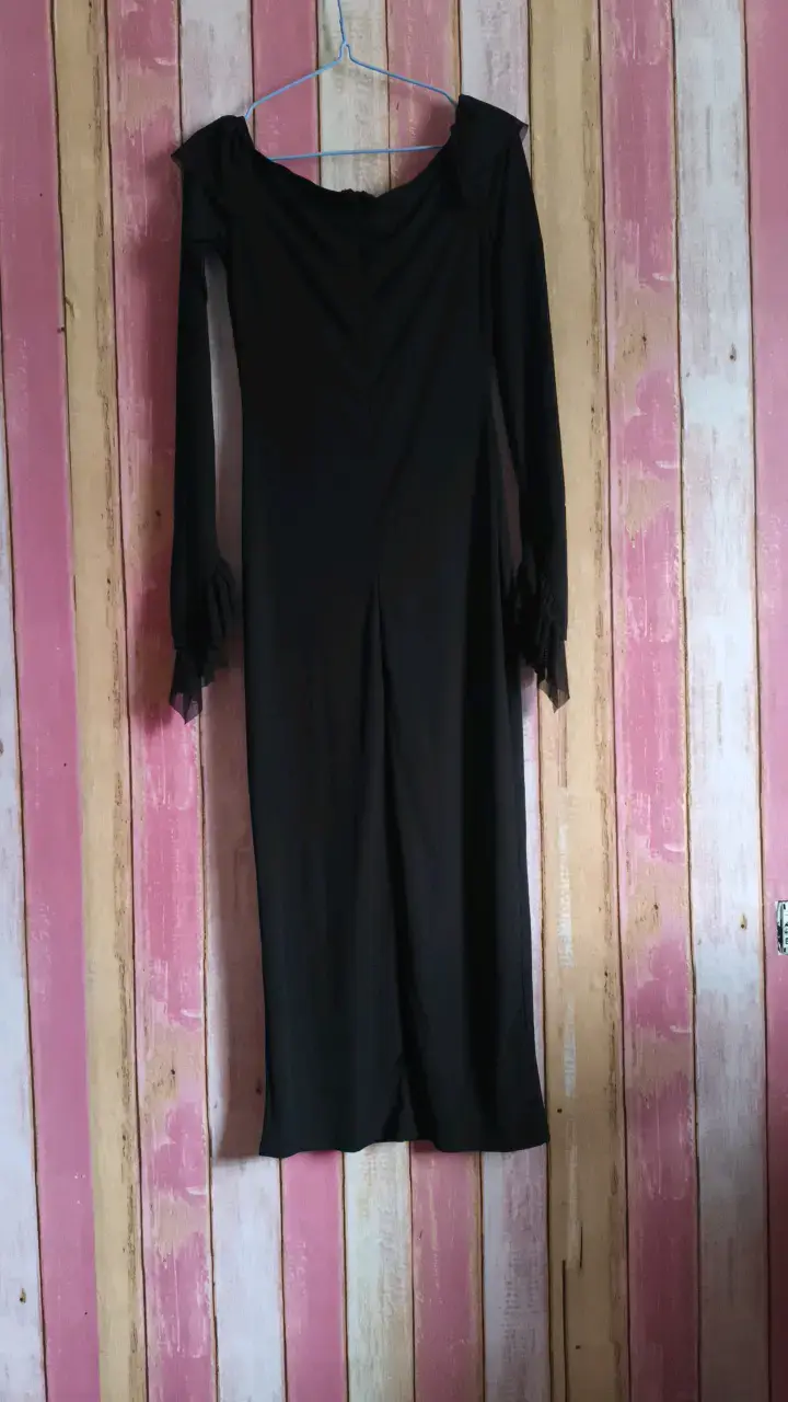 Vestido negro con volantes en las mangas - 2