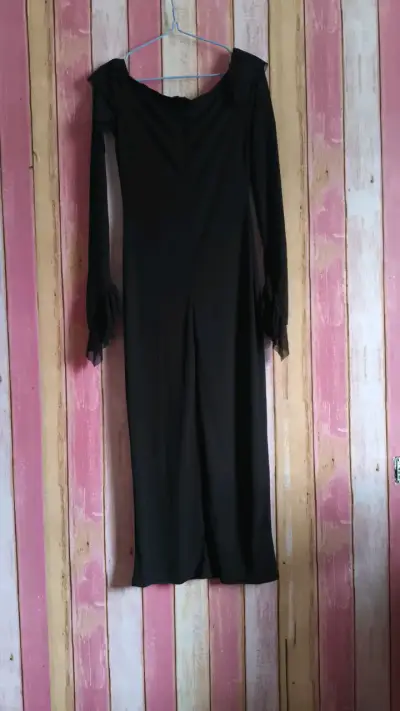 Vestido negro con volantes en las mangas - miniatura 2