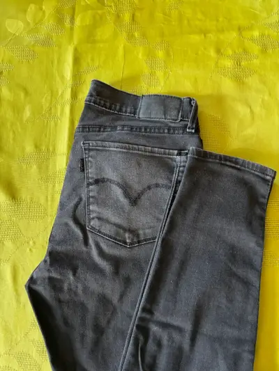 Jeans negros levis talla 29 ajustados para mujer - miniatura 1