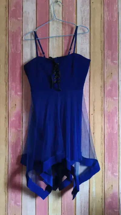 Vestido azul con diseño asimétrico y tirantes - miniatura 1