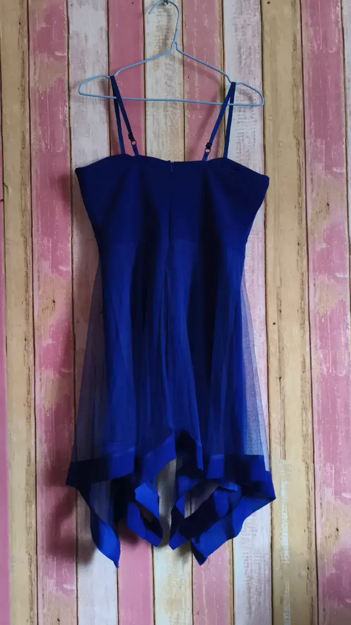 Vestido azul con diseño asimétrico y tirantes - 2