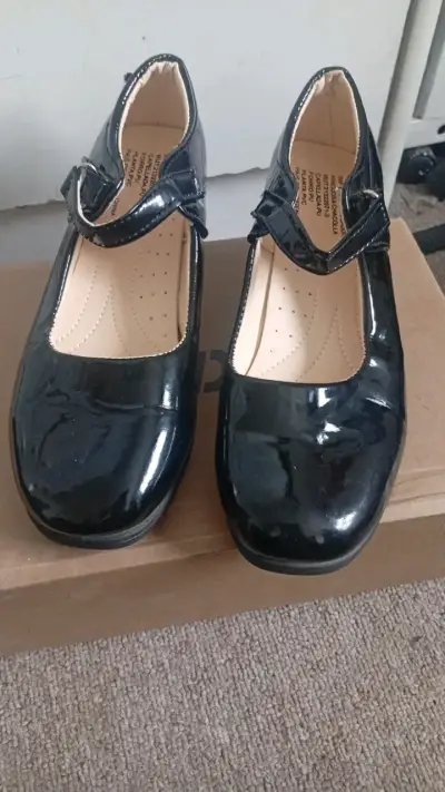 Zapatos de charol negros para niña - miniatura 1