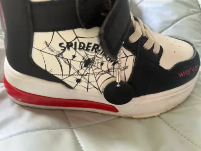 Zapatillas de niño Spiderman con diseño de telaraña - miniatura 3