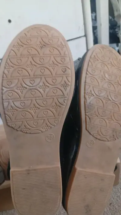 Zapatos de charol negros para niña - miniatura 5