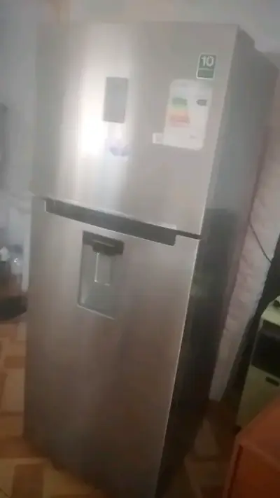 Refrigerador con dispensador de agua - miniatura 1