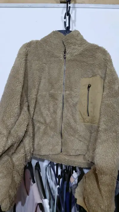 Chaqueta de lana beige con bolsillo frontal - miniatura 1