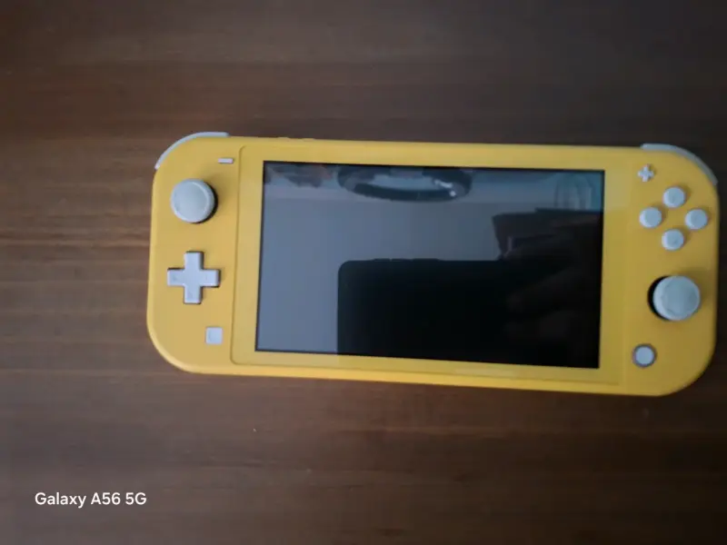 Nintendo Switch Lite Amarillo en Buen Estado - 2