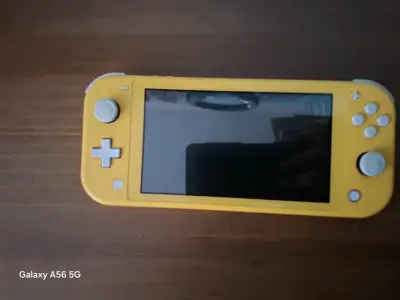 Nintendo Switch Lite Amarillo en Buen Estado - miniatura 2