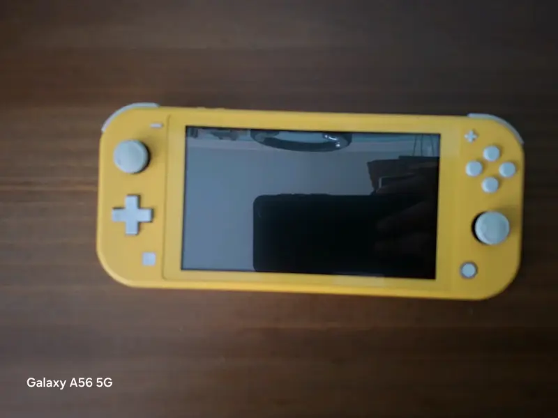 Nintendo Switch Lite Amarillo en Buen Estado - 3