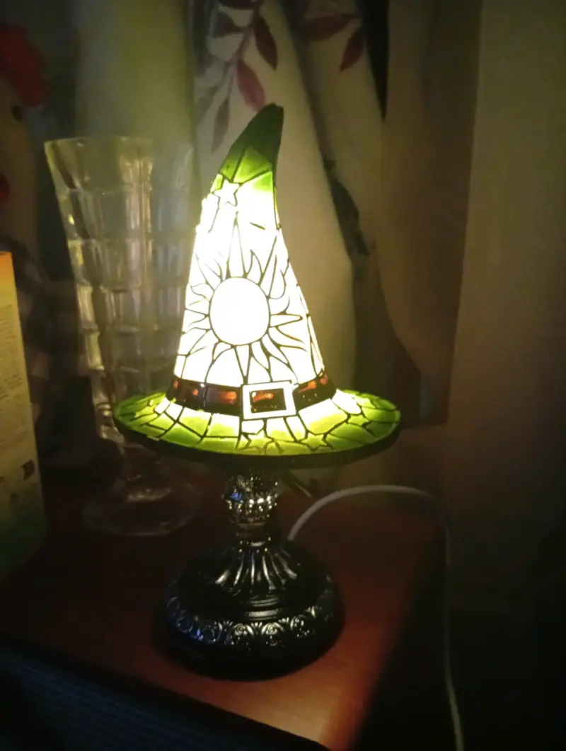 Lámpara de mesa estilo vitral con diseño de sombrero - 1