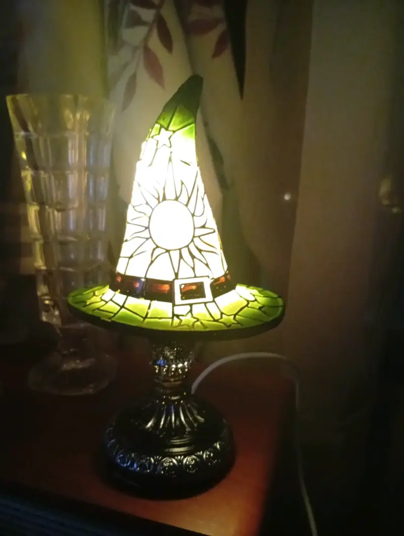 Lámpara de mesa estilo vitral con diseño de sombrero - 2