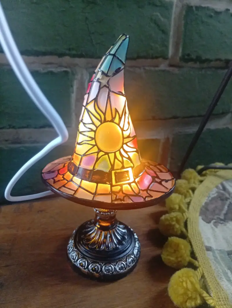 Lámpara de mesa estilo vitral con diseño de sombrero - 3
