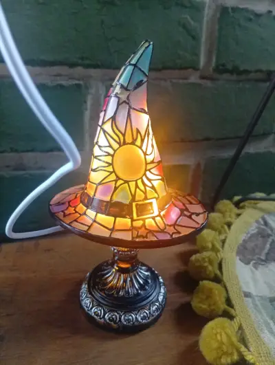 Lámpara de mesa estilo vitral con diseño de sombrero - miniatura 3