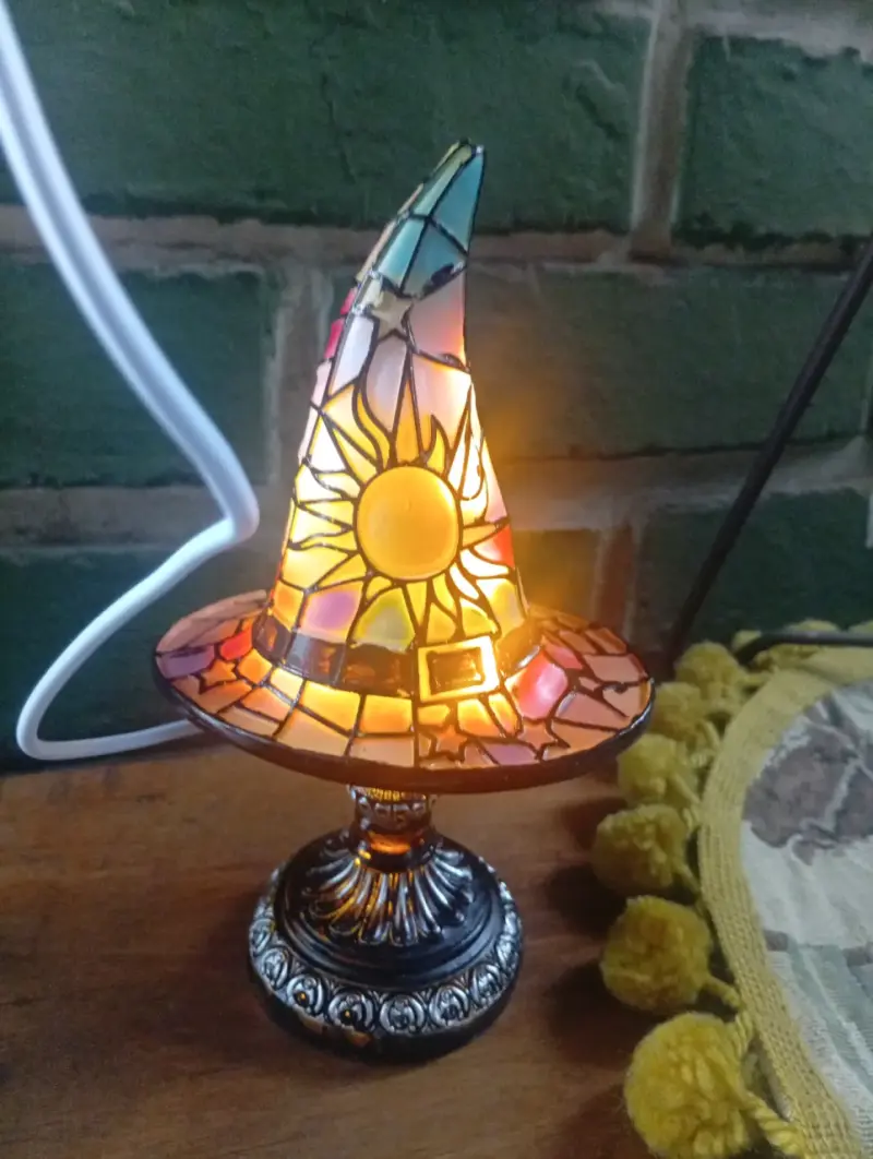 Lámpara de mesa estilo vitral con diseño de sombrero - 4