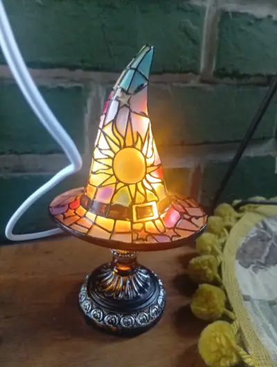 Lámpara de mesa estilo vitral con diseño de sombrero - miniatura 4