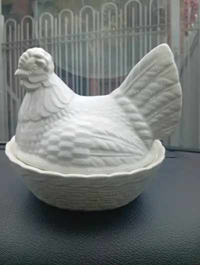 Figura decorativa de cerámica gallina inglesa - miniatura 1