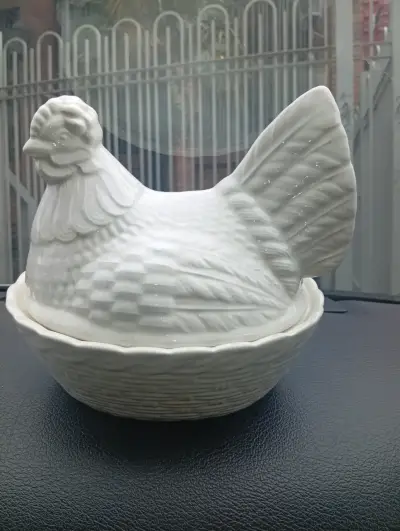 Figura decorativa de cerámica gallina inglesa - miniatura 2