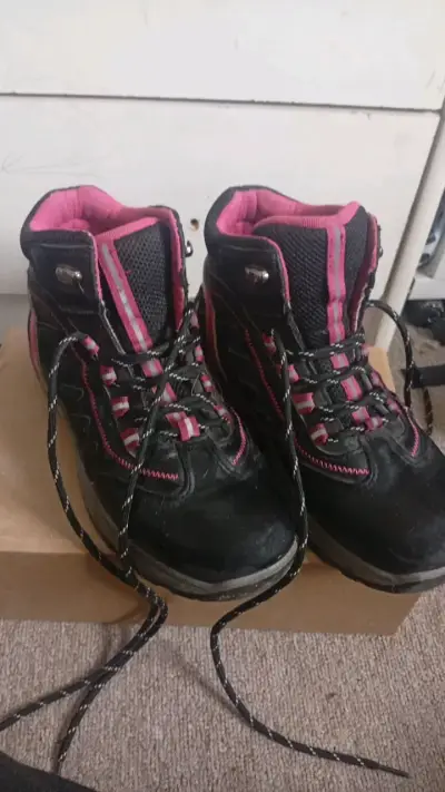 Botas de montaña negras y rosadas para mujer - miniatura 1