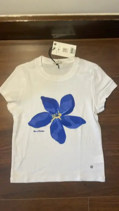 Polera Blanca con Estampado de Flor Azul - miniatura 1