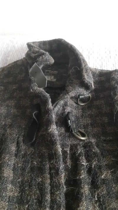 Abrigo de lana gris con diseño texturizado - miniatura 2