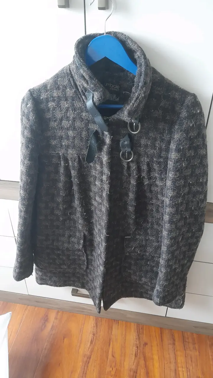 Abrigo de lana gris con diseño texturizado - 3