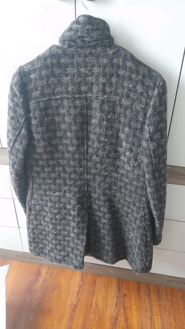Abrigo de lana gris con diseño texturizado - 4