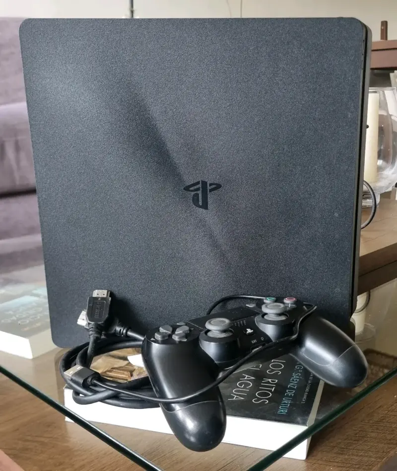 Consola PlayStation 4 Slim con control y cables - 1