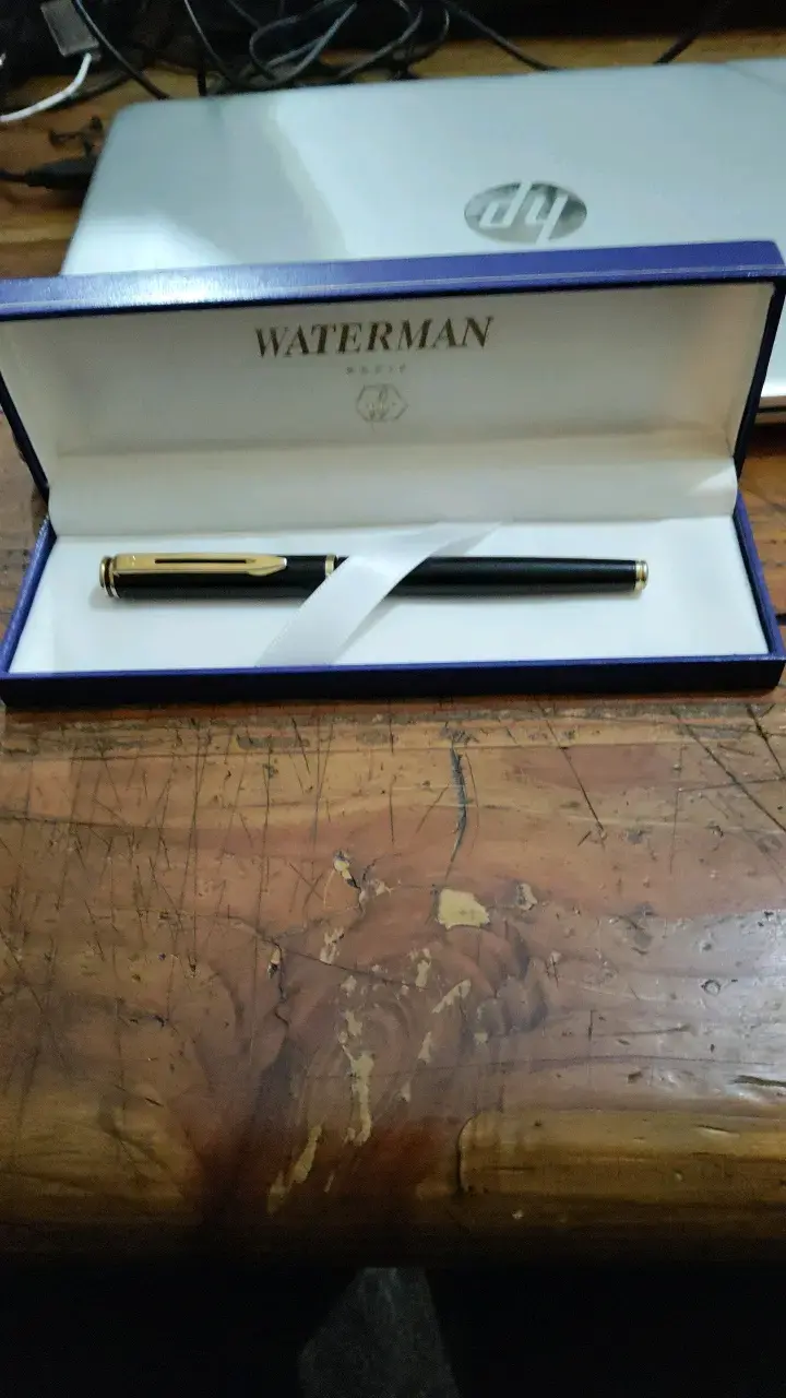 Elegante pluma estilográfica Waterman negra - 1