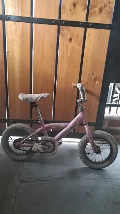 Bicicleta infantil rosada con rueditas - miniatura 1
