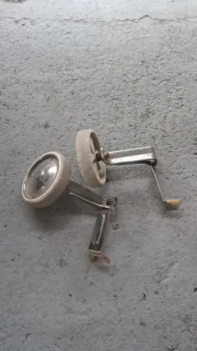 Bicicleta infantil rosada con rueditas - miniatura 3