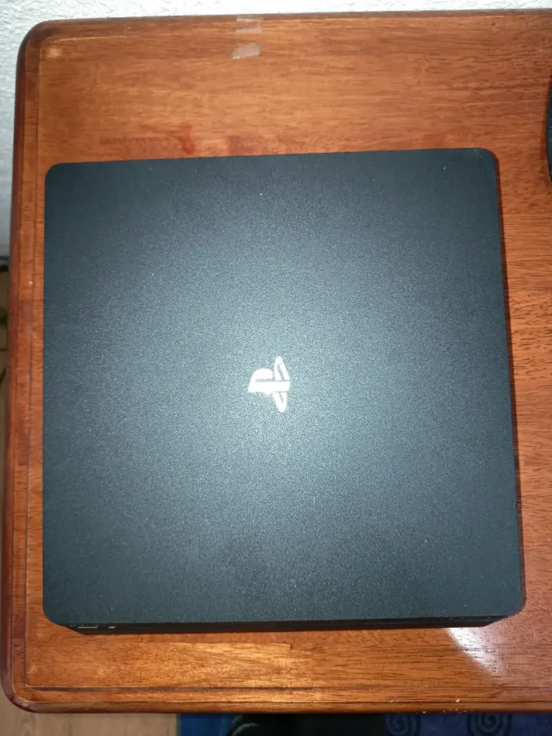 Consola PlayStation 4 Slim con dos controles - 1