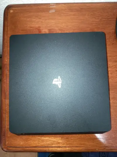 Consola PlayStation 4 Slim con dos controles - miniatura 1