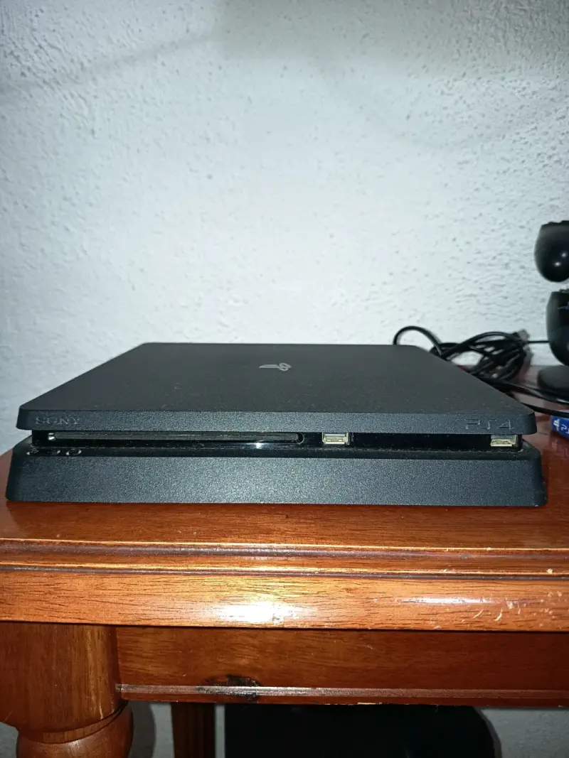 Consola PlayStation 4 Slim con dos controles - 2