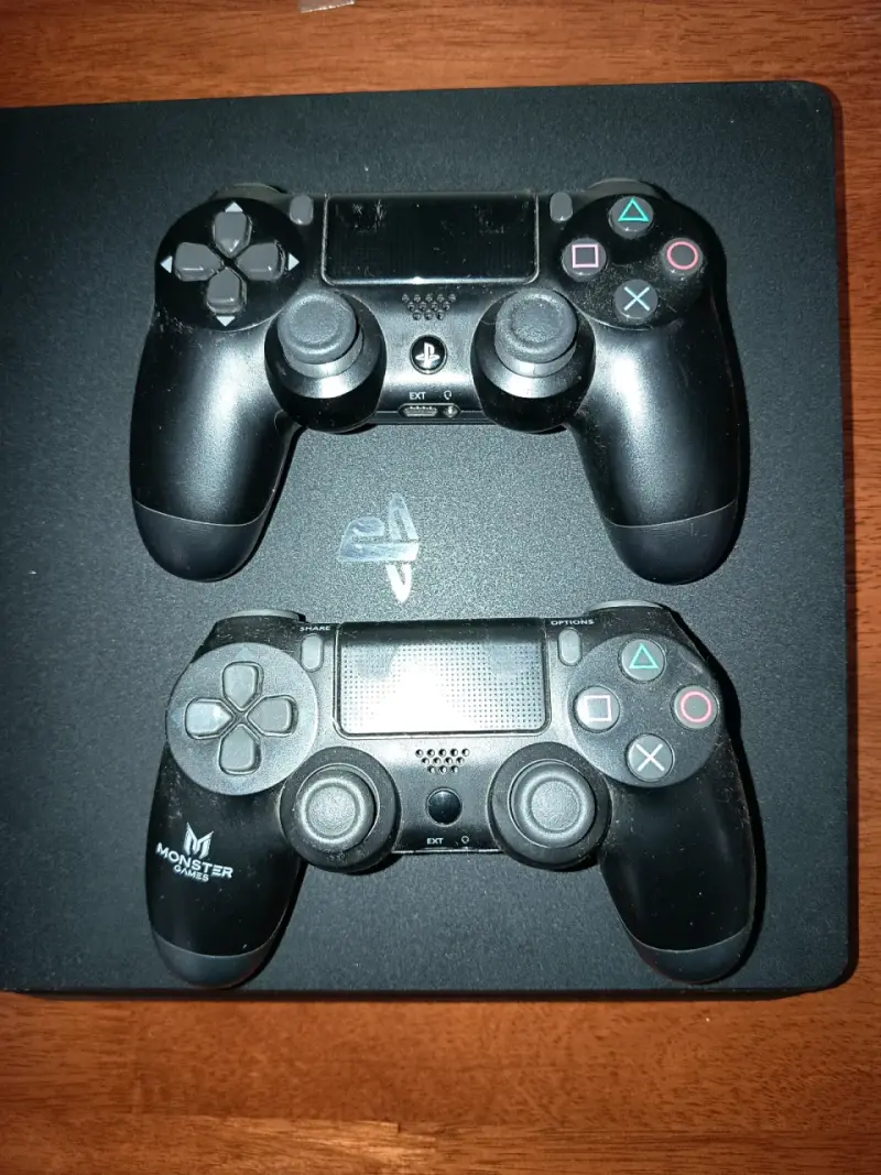 Consola PlayStation 4 Slim con dos controles - 4